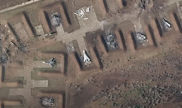 attaque de la base aérienne de saki par la russie et l'ukraine photo satellite