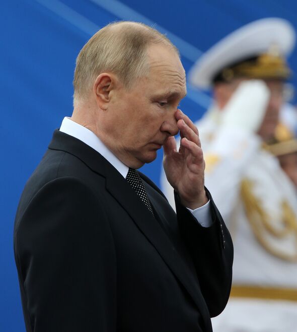 Le président russe Vladimir Poutine réagit pendant la parade de la Journée de la marine, le 31 juillet 2022, à Saint-Pétersbourg.