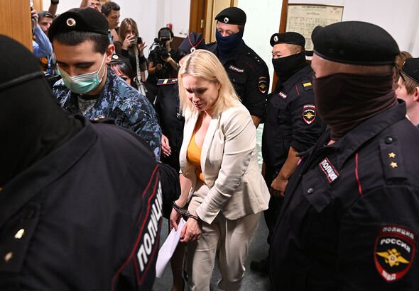 Marina Ovsyannikova, ancienne radiodiffuseur d'État et critique de Poutine, fait face à des accusations criminelles