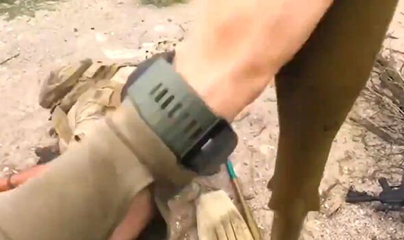 Un soldat ukrainien recharge son arme 