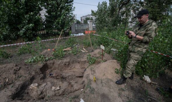 Une exhumation en cours à Luhansk.