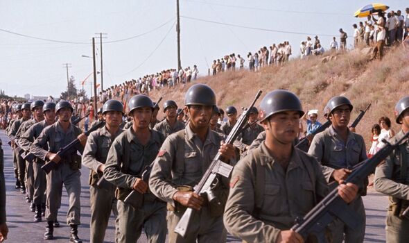 Les troupes turques célèbrent le premier anniversaire de l'invasion turque de Chypre avec un défilé devant une foule chypriote turque à Famagouste, le 20 juillet 1975