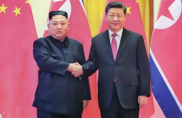 Le leader suprême nord-coréen Kim Jong-un (à gauche) et le président chinois Xi Jinping (à droite).