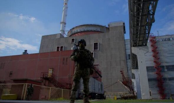 Un militaire russe monte la garde devant la centrale
