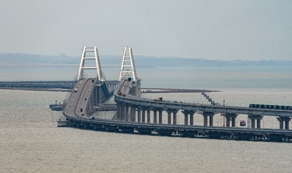 vue sur le pont blanc de Crimée et le détroit de Kertch sur la mer Noire