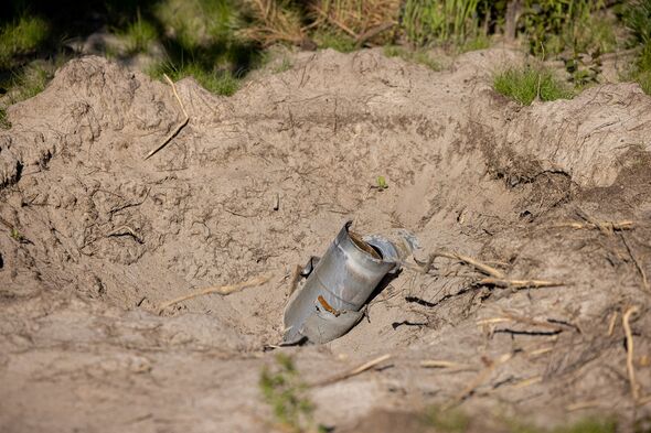Photo : un obus à moitié enterré à Makariv.