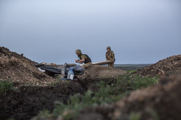Soldats ukrainiens dans les tranchées