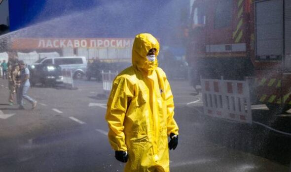 Personne en tenue de protection radioactive jaune