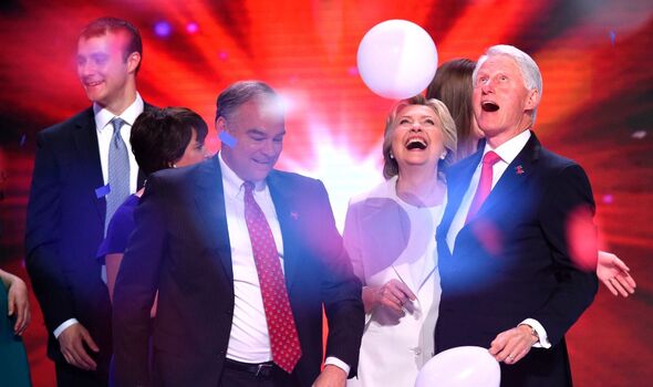 Les Clinton s'émerveillent devant les ballons.