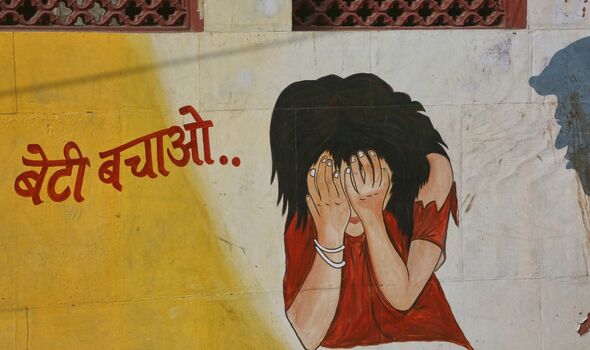 Peintures sur un mur le long de la route promouvant les droits des femmes et des filles à Agra, Uttar Pradesh.
