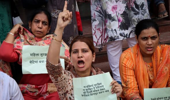 Les femmes crient des slogans pour protester contre 