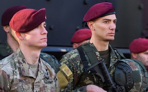 espions russes soldats albanais attaque chimique