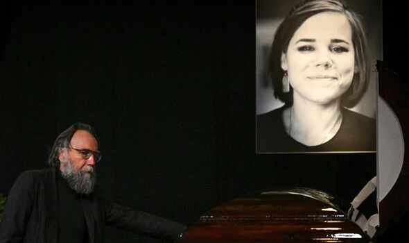 L'idéologue russe Alexandre Douguine assiste à la cérémonie d'adieu de sa fille Daria Douguine.