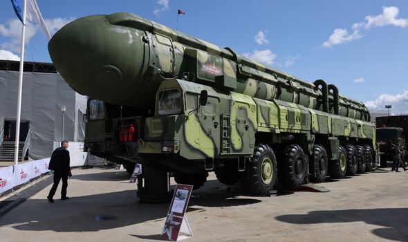 Un système mobile de missiles balistiques intercontinentaux Topol en exposition à l'Expo Armée 2021 à Moscou.