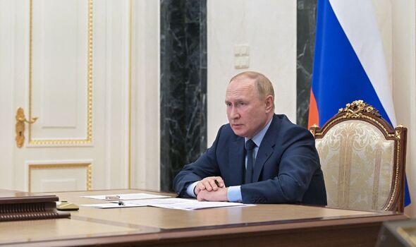 Le président russe Vladimir Poutine participe à une réunion
