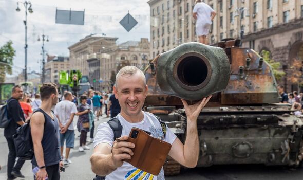 Un homme prend un selfie avec un char russe