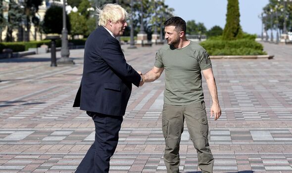 Boris Johnson et le président ukrainien Zelensky à Kiev, alors que le Premier ministre annonce un nouveau programme d'aide.