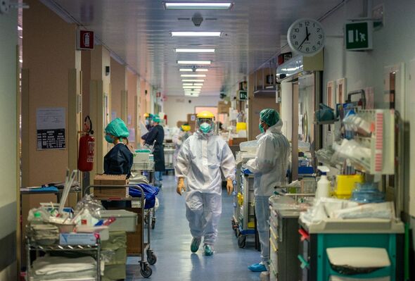 Personnel médical à l'intérieur du service de réanimation de l'hôpital Bellaria de Bologne, où les patients positifs au Covid-19 sont assistés