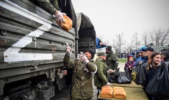 Soldats russes : Distribuer de la nourriture