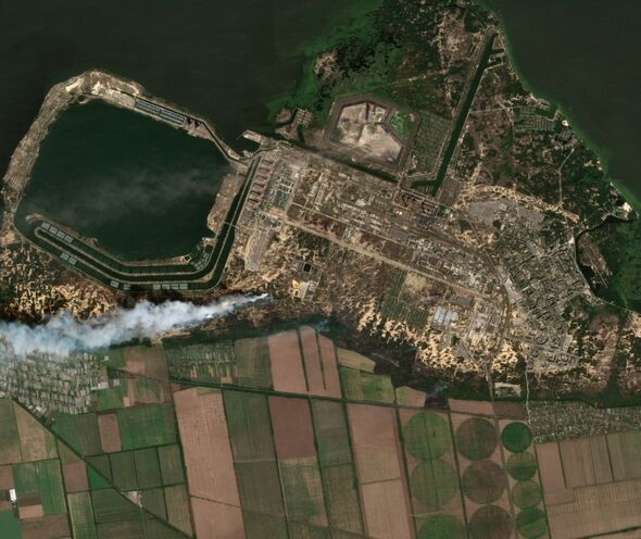 Vue d'ensemble de la centrale nucléaire de Zaporizhzhia et des incendies