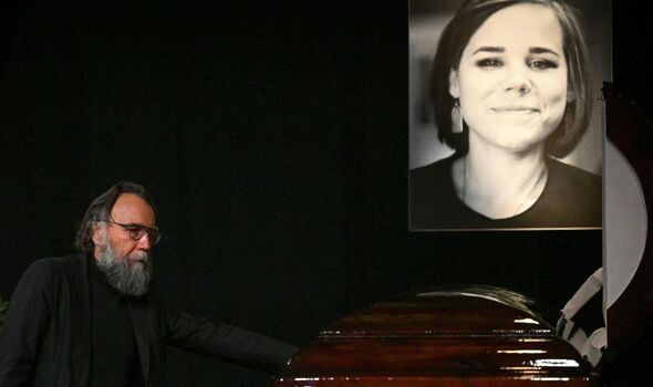 Aleksandr Dugin aux funérailles de sa fille.
