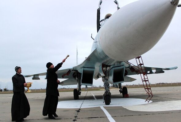 Un prêtre orthodoxe russe bénit un avion de chasse SU-27 SM sur le terrain de l'aéroport militaire de Belbek, près de Sébastopol.