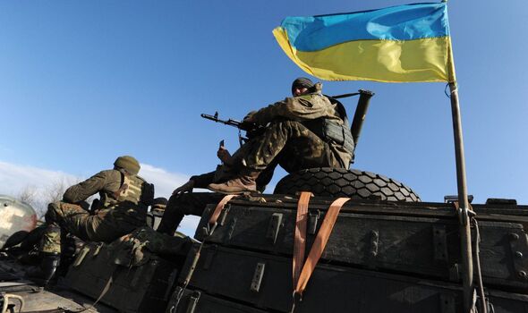 Photo d'un soldat ukrainien avec un drapeau