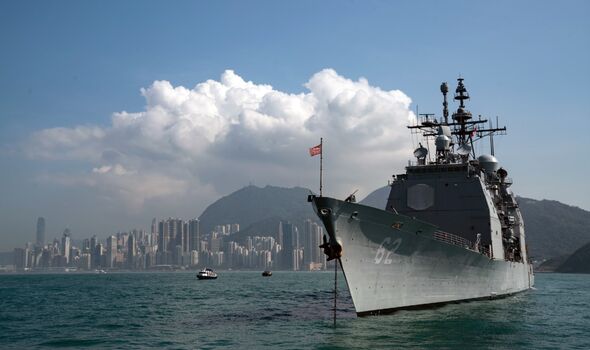 L'USS Chancellorsville (CG-62), un croiseur à missiles guidés de la classe Ticonderoga faisant partie de la 7e flotte de l'US Navy, est ancré à Hong Kong.