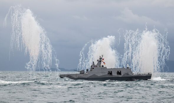 Une corvette militaire taïwanaise tire des fusées éclairantes lors d'un exercice de la marine.