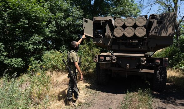 Un soldat ukrainien avec un HIMARS fourni par les USA.