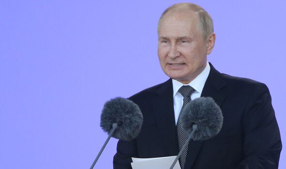 Poutine s'adresse à la foule lors d'un rassemblement