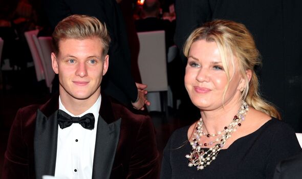 Mick Schumacher et sa mère Corinna Schumacher lors du bal des médias sportifs allemands. 