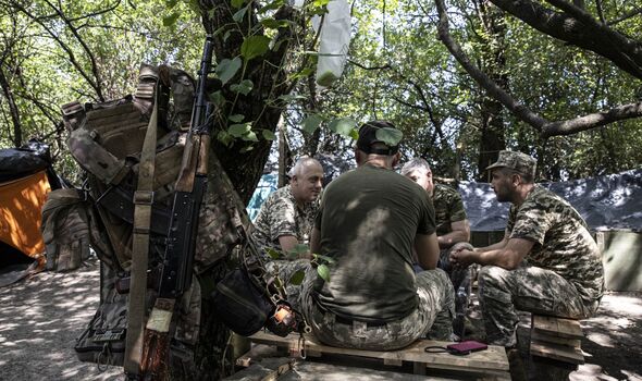 Des artilleurs ukrainiens se reposent après leur service sur la ligne de front, à Kherson.