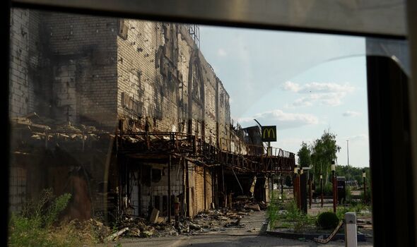 Une photo prise depuis une voiture montre une fumée noire s'élevant sur la ligne de front, Kherson.