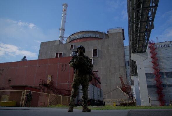 Un militaire russe monte la garde sur le territoire à l'extérieur du deuxième réacteur de la centrale nucléaire de Zaporizhzhia à Energodar
