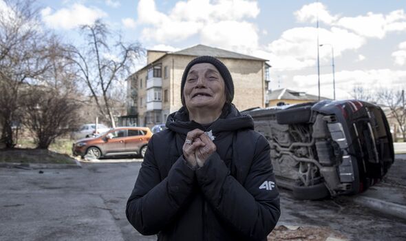 pleure la mort de son mari alors qu'elle allègue qu'il a été torturé et exécuté par des soldats russes dans la ville de Bucha