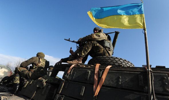 Des soldats de l'armée ukrainienne retirent 15 canons d'artillerie de calibre 100 mm à Soledar, dans l'est de l'Ukraine