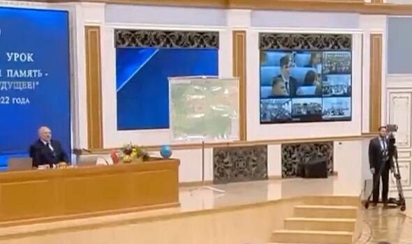 Lukashenko est humilié lorsque le signe de l'étudiant biélorusse apparaît sur l'écran derrière le leader.