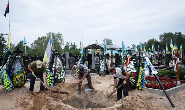 Les volontaires creusent les tombes de leurs camarades ukrainiens.