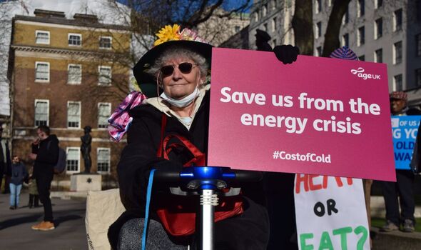 Photo d'une femme britannique tenant une pancarte qui dit 
