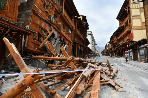La Chine a rouvert lundi les routes menant à l'épicentre du tremblement de terre.