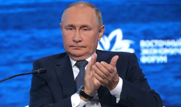 Le président russe Vladimir Poutine assiste à la session plénière du Forum économique de l'Est
