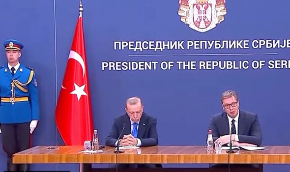 Le président turc Recep Tayyip Erdoğan écoute le président serbe Aleksandar Vucic.