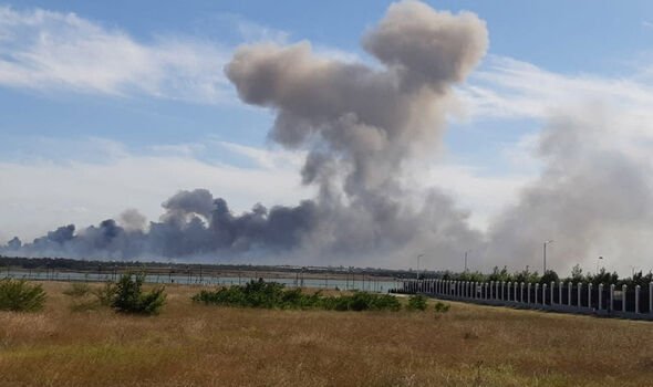 De la fumée s'élève d'un aérodrome en Crimée