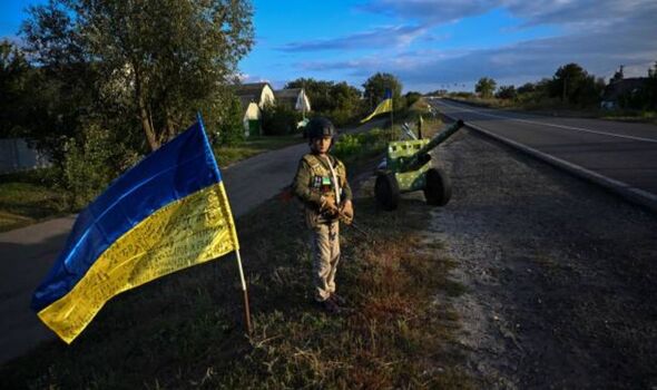 Enfant ukrainien avec un fusil factice