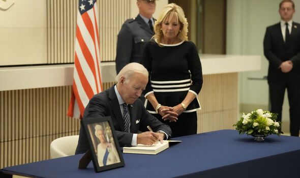Le président Joe Biden a signé le livre de condoléances à l'ambassade britannique à Washington