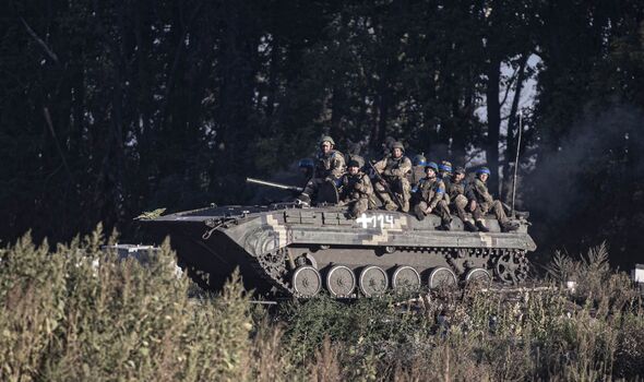 Les forces ukrainiennes patrouillent après que l'armée ukrainienne a pris le contrôle de certains villages de Kharkiv