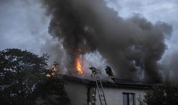 Les pompiers éteignent un incendie après qu'une frappe aérienne russe a frappé une maison à Kharkiv