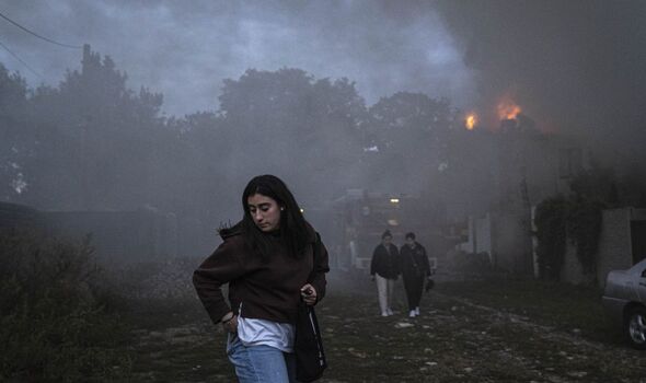 Photo de personnes à Kharkiv après l'extinction des feux.