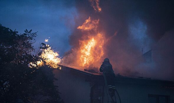 Photo d'un pompier essayant d'éteindre un feu.